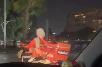 قصة سارة رشاد صاحبة فيديو سكوتر توصيل طلبات بصحبة ابنتيها