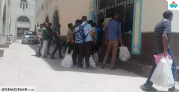 بالصور.. توزيع «زيت وسكر» على طلاب بجامعة الأزهر