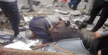 مصرع شخص وإصابة آخر فى سقوط لافتة إعلانات بالإسكندرية (صور)