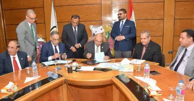 جامعة أسيوط توقع مذكرة تفاهم مع مؤسسة 2020 لعلاج الأورام في الصعيد