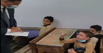 شاهد طفل بالدقهلية يتوسل للمحافظ: عاوز أروح (فيديو)