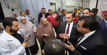 وزير التعليم العالي في زيارة مفاجئة لمستشفى الدمرداش «صور»