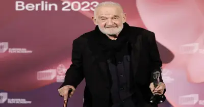 من هو بيلا تار الذي نعاه مهرجان القاهرة السينمائي اليوم؟