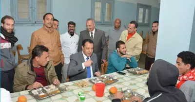 جامعة أسيوط: وجبات المدن الطلابية يفحصها الأطباء يوميا