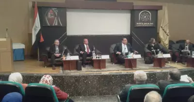 رئيس جامعة حلوان يناقش الفساد الإداري والتعديلات الدستورية مع شباب هيئة التدريس