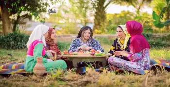 طلاب حقوق جامعة سوهاج يحتفلون بتخرجهم في «الغيط» (صور)