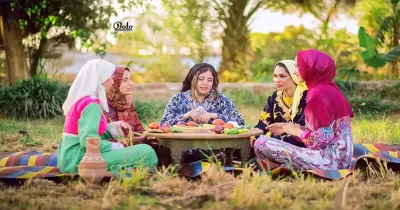 طلاب حقوق جامعة سوهاج يحتفلون بتخرجهم في «الغيط» (صور)