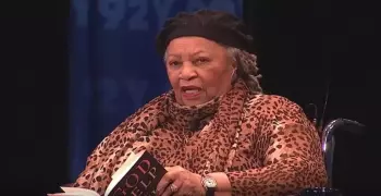 معلومات عن توني موريسون.. Toni morrison أول كاتبة سمراء تفوز بـ«نوبل»