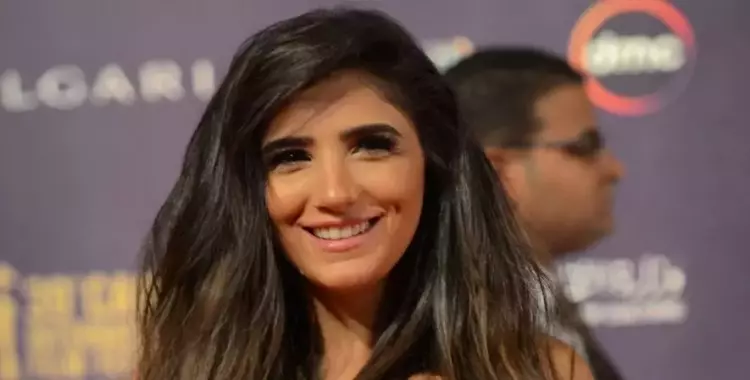  شاهد إطلالة الفنانة مي عمر بفستان غريب في اليونان 