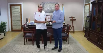 رئيس جامعة سوهاج يكرم مدرب منتخب مصر للكرة الشاطئية سيدات