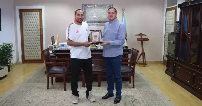 رئيس جامعة سوهاج يكرم مدرب منتخب مصر للكرة الشاطئية سيدات