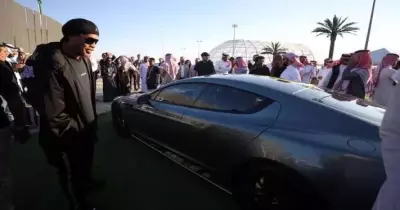 «رونالدينيو» يفتتح معرض الرياض بشراء هذه السيارة النادرة (صور)