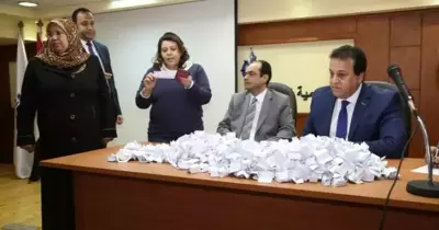 وزير التعليم العالي يهدي 10 رحلات عمرة للعاملين في الوزارة