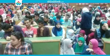 «بلاش البناطيل المقطعة».. نصيحة عضو مجلس إدارة بنك القاهرة لطالبات الجامعة