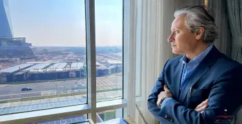 من هو علي الدكروري رجل الأعمال الذي أثار الجدل ببدلة مرصعة بالألماس؟