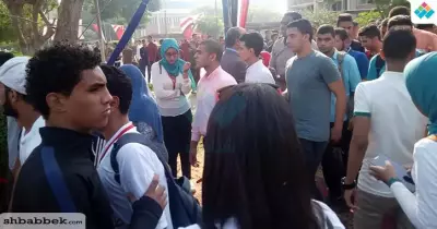 توافد الطلبة والطالبات على مخيم جامعة أسيوط لأداء تحية العلم