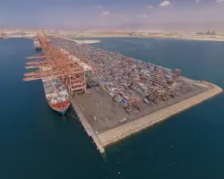 دون خسائر بشرية.. طائرات مسيرة تصيب خزانات الوقود في ميناء صلالة بعمان