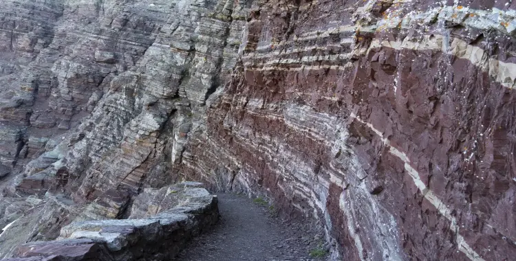 عندما تجتمع الحرارة والضغط العاليان ، ويغيران نسيج الصخر ومكوناته المعدنية أو مكوناته الكيميائية من دون انصهاره