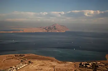 السعودية تبدأ البناء في جزيرة تيران رغم عدم تسليمها