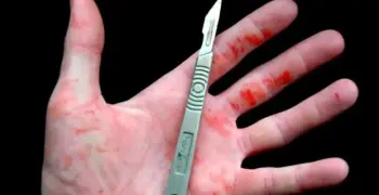 طعنه بمشرط داخل المدرسة.. طالب يعتدي على زميله بالمنوفية