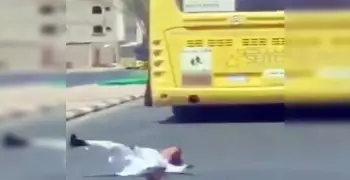 فيديو سقوط طالب تعلق بخلفية حافلة نقل يثير الغضب في السعودية