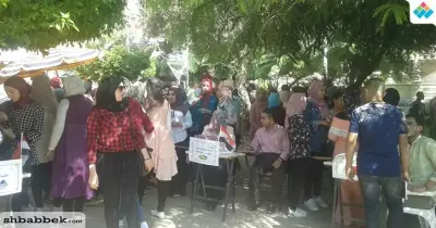 «الدكاترة» وطلاب النشاط يشرحون طبيعة الدراسة للمستجدين بكلية الآداب جامعة بنها