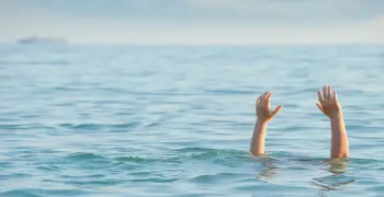 إخلاء شاطئ بورفؤاد بعد غرق شاب واستمرار البحث عن آخر بسبب ارتفاع الأمواج