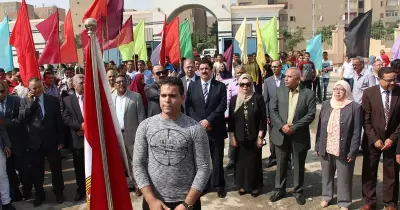رئيس جامعة بني سويف يؤدي تحية العلم في بداية العام الدراسي (صور)