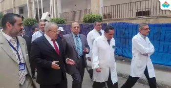 في ثاني أيام الكشف الطبي للطلاب الجدد.. رئيس جامعة القاهرة يتفقد مستشفى الطلبة (صور)