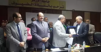 رئيس جامعة الأزهر يكرم مدير عام الشئون الإدارية لبلوغه سن المعاش