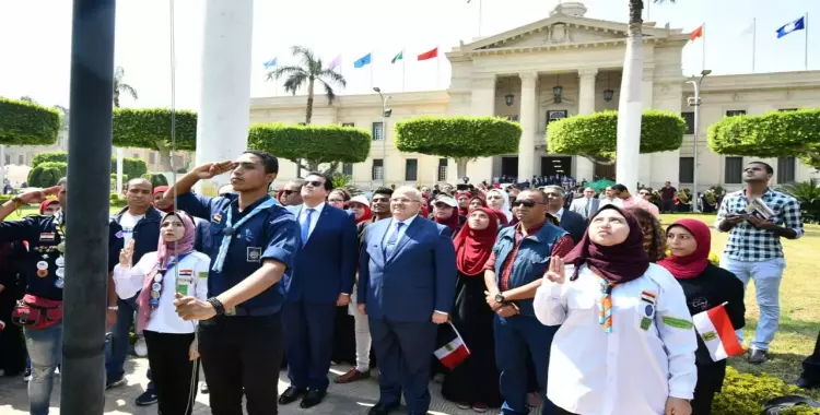  وزير التعليم العالي ورئيس جامعة القاهرة يشهدان تحية العلم مع بدء العام الجديد (صور) 