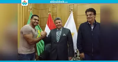 الخامس عالميا في مصارعة الذراع.. جامعة بنها تكرم طالب بتربية رياضية