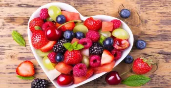 نستطيع رؤية حبة الفاكهة إذا نظرنا إليها من أية زاوية بسبب الانعكاس المنتظم