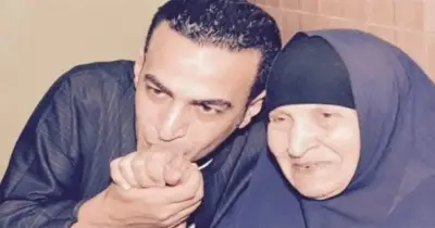 سمسم شهاب يعلن وفاة والدته وينشر صورة تجمعهما عبر «فيسبوك»