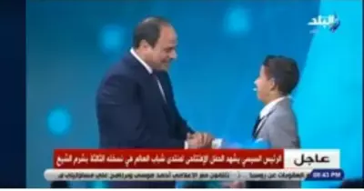 باللغة الإنجليزية.. الرئيس يطلب مصافحة الطفل زين المتعافي من مرض السرطان 4 مرات