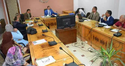 رئيس جامعة سوهاج يناقش مقترح تحديث الهيكل التنظيمي لإدارات الجامعة
