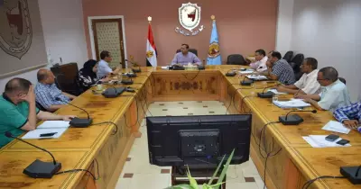 رئيس جامعة سوهاج يناقش استعدادات كليتي الطب والصيدلة للعام الدراسي الجديد