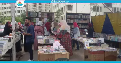 سور الأزبكية في جامعة المنصورة.. كتب بأسعار مخفضة في كلية الصيدلة (صور)