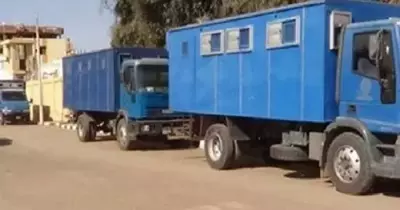 انقلاب سيارة ترحيلات بها 26 متهما على طريق الفيوم