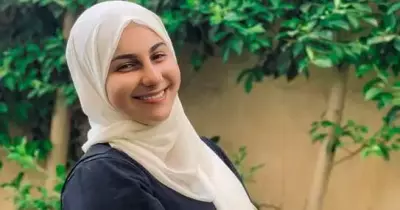 المطربة ياسمينا العلواني تتراجع عن ارتداء الحجاب..القصة كاملة