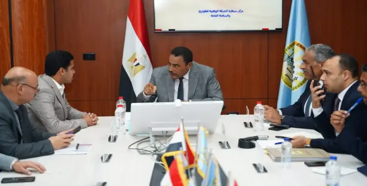  محافظ مطروح في غرفة عمليات متابعة الانتخابات 