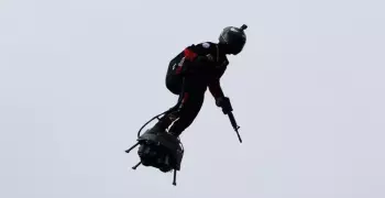 «Iron Man» الحقيقي وصل.. مخترع فرنسي يعبر «بحر المانش» طائرا (فيديو)