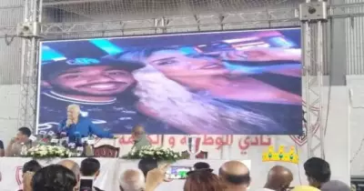 أول تعليق من الفتاة التي ظهرت برفقة محمود كهربا في «صورة رئيس الزمالك»