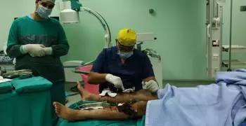 بعد عملية تطويل الساقين.. مواطن أمريكي يشكر أستاذ بـ«طب الأزهر»