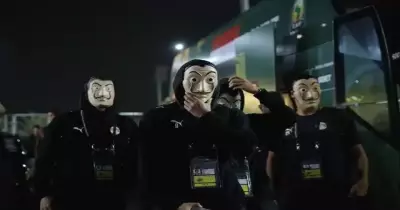 لاعبو المنتخب الأوليمبي يدخلون ستاد القاهرة بـ«أقنعة سلفادور»  (فيديو)