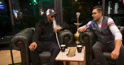 محمد رمضان يدخن الشيشة في برنامج تلفزيوني على الهواء مباشرة (فيديو)