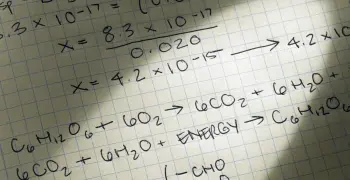 الخطوة الأولى في جميع الحسابات الكيميائية.. ما هي؟