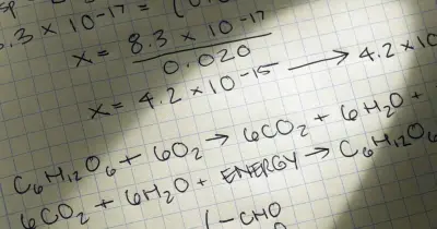 الخطوة الأولى في جميع الحسابات الكيميائية.. ما هي؟