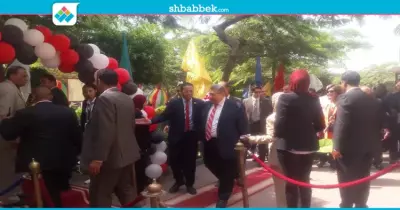 أثناء تفقده الجامعة.. «الشيحي» يسلم علم مصر لقائد جوالة عين شمس (صور)