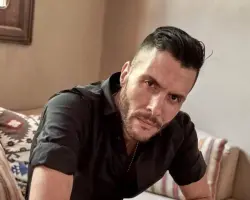 بإشارة خارجة.. أمير عيد يثير الجدل بحركة غير لائقة في عزاء والد طليقته